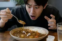 《掉進咖哩飯裡的AirPods》別誤會不是杏包菇，好險擦一擦還能用