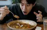 《掉進咖哩飯裡的AirPods》別誤會不是杏包菇，好險擦一擦還能用