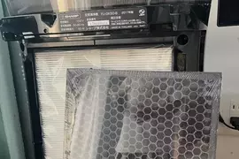 用了七年的空氣清淨機狂亮燈 以為是壞掉了結果打開蓋子發現「濾網」竟然完好如新