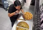 一位Pizza店女員工用誰也想不到的方式偷吃披薩 影片流出後網友直呼這根本天才