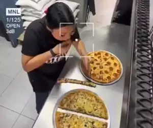 一位Pizza店女員工用誰也想不到的方式偷吃披薩 影片流出後網友直呼這根本天才