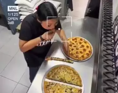 一位Pizza店女員工用誰也想不到的方式偷吃披薩 影片流出後網友直呼這根本天才