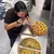 一位Pizza店女員工用誰也想不到的方式偷吃披薩 影片流出後網友直呼這根本天才