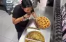 一位Pizza店女員工用誰也想不到的方式偷吃披薩 影片流出後網友直呼這根本天才