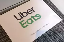 《外送員的貼心舉動》墊一張紙避免餐點直接放地上 卻有日本人覺得這樣很噁心？