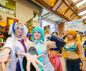 《COSPLAY活動中暑》一旁的COSER見狀幫忙叫救護車 卻被工作人員嫌棄了