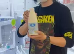 《迷你冰箱夾娃娃機》日本YouTube成功夾到優酪乳 結果喝一喝就狂拉肚子了