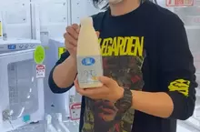 《迷你冰箱夾娃娃機》日本YouTube成功夾到優酪乳 結果喝一喝就狂拉肚子了
