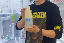 《迷你冰箱夾娃娃機》日本YouTube成功夾到優酪乳 結果喝一喝就狂拉肚子了