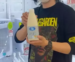 《迷你冰箱夾娃娃機》日本YouTube成功夾到優酪乳 結果喝一喝就狂拉肚子了