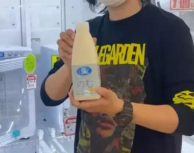 《迷你冰箱夾娃娃機》日本YouTube成功夾到優酪乳 結果喝一喝就狂拉肚子了