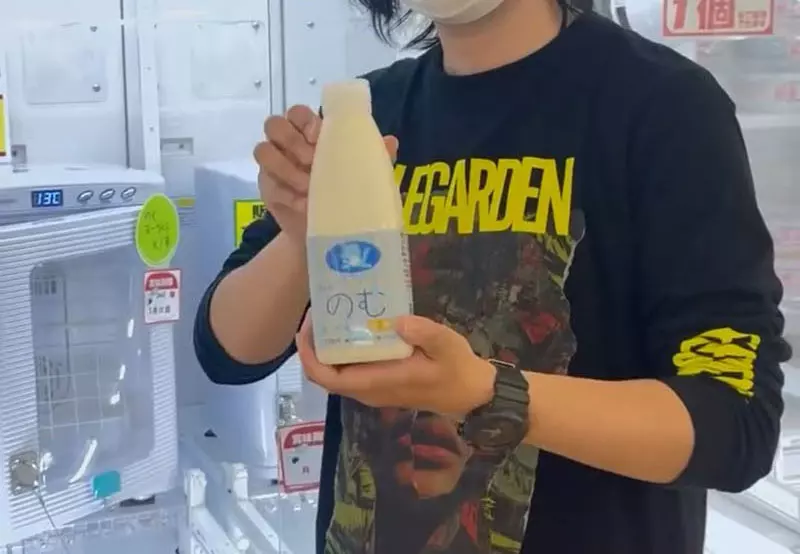 《迷你冰箱夾娃娃機》日本YouTube成功夾到優酪乳 結果喝一喝就狂拉肚子了