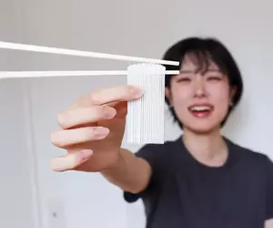 《素麵造型髮梳》解決你的瀏海之亂 怕被人誤會一直撥頭髮就靠這招掩蓋過去吧(笑)