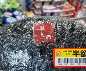 外觀看起來超像GANTZ的超巨飯糰 打折之後只要650日幣，帶回家吃超飽超滿足