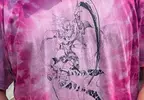 集英社100週年推出《UNIQLO獵人T恤》西索款太紫看不太到怎辦？網友想到一招讓其成功褪色顯現的方法