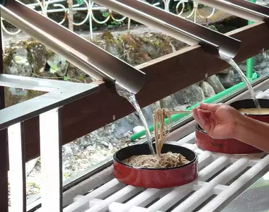 日本社群話題《瀑布流水蕎麥麵》鐘乳石洞觀光必吃創意美食