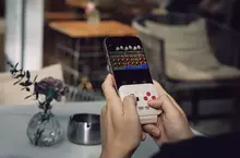 《8BitDo FlipPad G Classic Edition》隨插即用可以瞬間將手機變成一台復古掌機把玩
