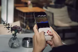 《8BitDo FlipPad G Classic Edition》隨插即用可以瞬間將手機變成一台復古掌機把玩