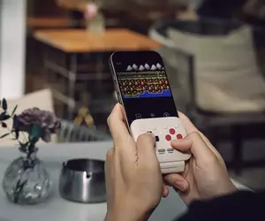 《8BitDo FlipPad G Classic Edition》隨插即用可以瞬間將手機變成一台復古掌機把玩