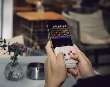《8BitDo FlipPad G Classic Edition》隨插即用可以瞬間將手機變成一台復古掌機把玩