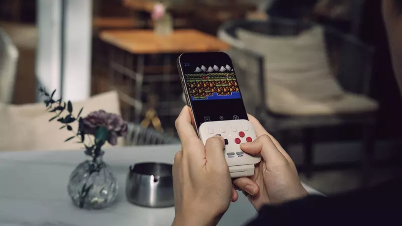 《8BitDo FlipPad G Classic Edition》隨插即用可以瞬間將手機變成一台復古掌機把玩