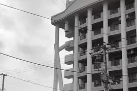 日本札幌奇葩建築《柱子斷掉的公寓》第一次看到肯定嚇壞了