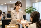 出遊或出差會不會《買伴手禮送同事》將近６成日本上班族認為沒必要