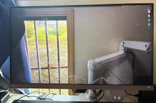 《靠窗電腦桌布設定問題》因為不知道該用啥桌布乾脆拍攝螢幕後方景色去設定引起話題