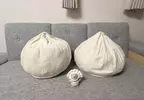 網友分享《宜得利肉包抱枕》持續使用三年之後的模樣，只能說過度使用肉包都憔悴了好多喔(笑)
