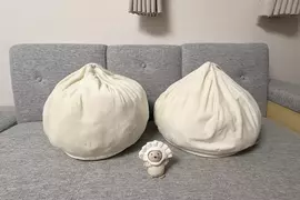 網友分享《宜得利肉包抱枕》持續使用三年之後的模樣，只能說過度使用肉包都憔悴了好多喔(笑)