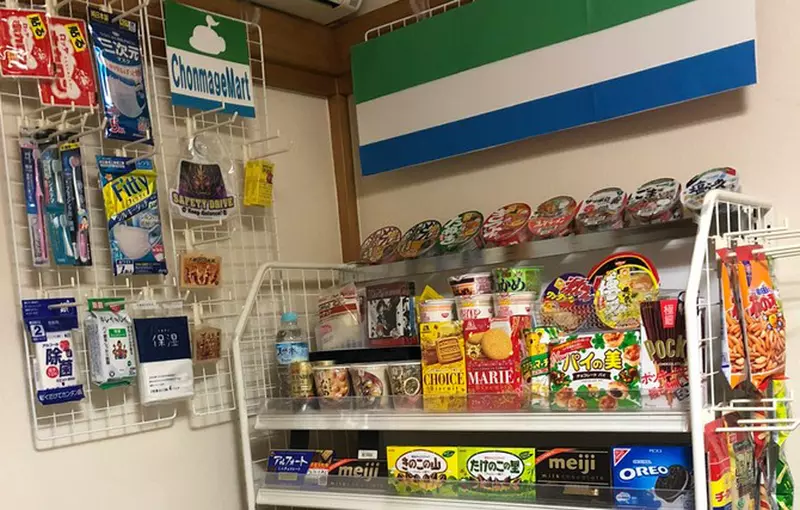 在自己家裡神還原便利商店的網友 比起結婚、當爸媽或升遷這種事，在自己家裡設置一整個貨價才叫爽