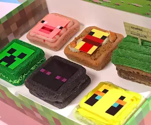 烘焙坊「Crumbl Cookies」推出《我的世界》聯名甜點，推出苦力怕三明治、草地方塊蛋糕等等趣味甜品