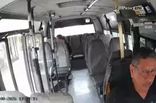發生在哥倫比亞的奇蹟交通事故 一台忘記關門的巴士司機救了機車騎士一命