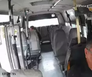 發生在哥倫比亞的奇蹟交通事故 一台忘記關門的巴士司機救了機車騎士一命