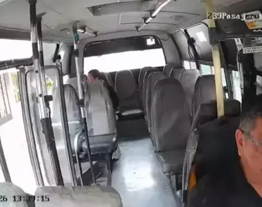 發生在哥倫比亞的奇蹟交通事故 一台忘記關門的巴士司機救了機車騎士一命