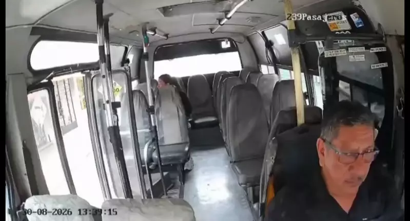 發生在哥倫比亞的奇蹟交通事故 一台忘記關門的巴士司機救了機車騎士一命