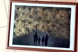 衛生紙捲芯的藝術活用法 用剪刀剪一剪加點顏料就可以創作出漂亮的煙火效果