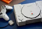 樂高推出《PlayStation》初代主機 不僅還原了PS1主機完整外觀，還暗藏了「捉猴啦」以及「跑車浪漫旅」兩款遊戲元素在其中