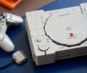 樂高推出《PlayStation》初代主機 不僅還原了PS1主機完整外觀，還暗藏了「捉猴啦」以及「跑車浪漫旅」兩款遊戲元素在其中