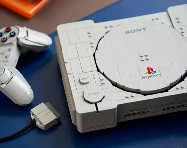 樂高推出《PlayStation》初代主機 不僅還原了PS1主機完整外觀，還暗藏了「捉猴啦」以及「跑車浪漫旅」兩款遊戲元素在其中