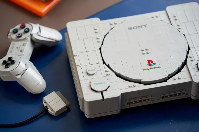 樂高推出《PlayStation》初代主機 不僅還原了PS1主機完整外觀，還暗藏了「捉猴啦」以及「跑車浪漫旅」兩款遊戲元素在其中