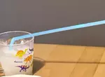 6歲孩子不得了的舉動《接了三根吸管喝可爾必思》目的是為了讓自己喝久一點細細品味