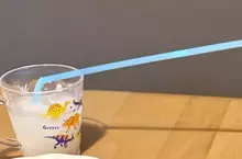 6歲孩子不得了的舉動《接了三根吸管喝可爾必思》目的是為了讓自己喝久一點細細品味