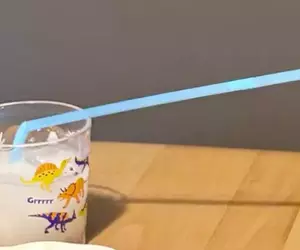 6歲孩子不得了的舉動《接了三根吸管喝可爾必思》目的是為了讓自己喝久一點細細品味