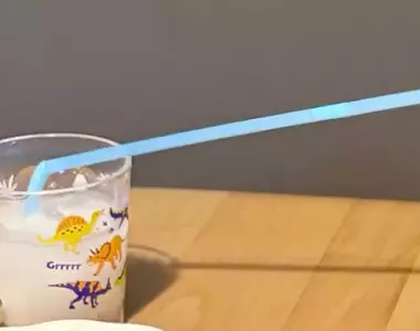 6歲孩子不得了的舉動《接了三根吸管喝可爾必思》目的是為了讓自己喝久一點細細品味