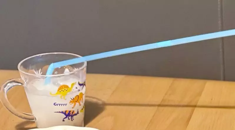 6歲孩子不得了的舉動《接了三根吸管喝可爾必思》目的是為了讓自己喝久一點細細品味