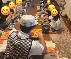 用鐵道模型做成的迴轉壽司 懷舊古民宿接到校外教學訂單老闆的解決辦法