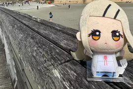 《世界級的娃活》日本網友帶娃娃逛羅浮宮 竟然獲准接近蒙娜麗莎拍照了