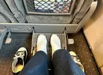 《日本新幹線腳踏板》很多人不知道有些要脫鞋才能踏？也有人覺得這種設計簡直爛透了