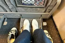 《日本新幹線腳踏板》很多人不知道有些要脫鞋才能踏？也有人覺得這種設計簡直爛透了